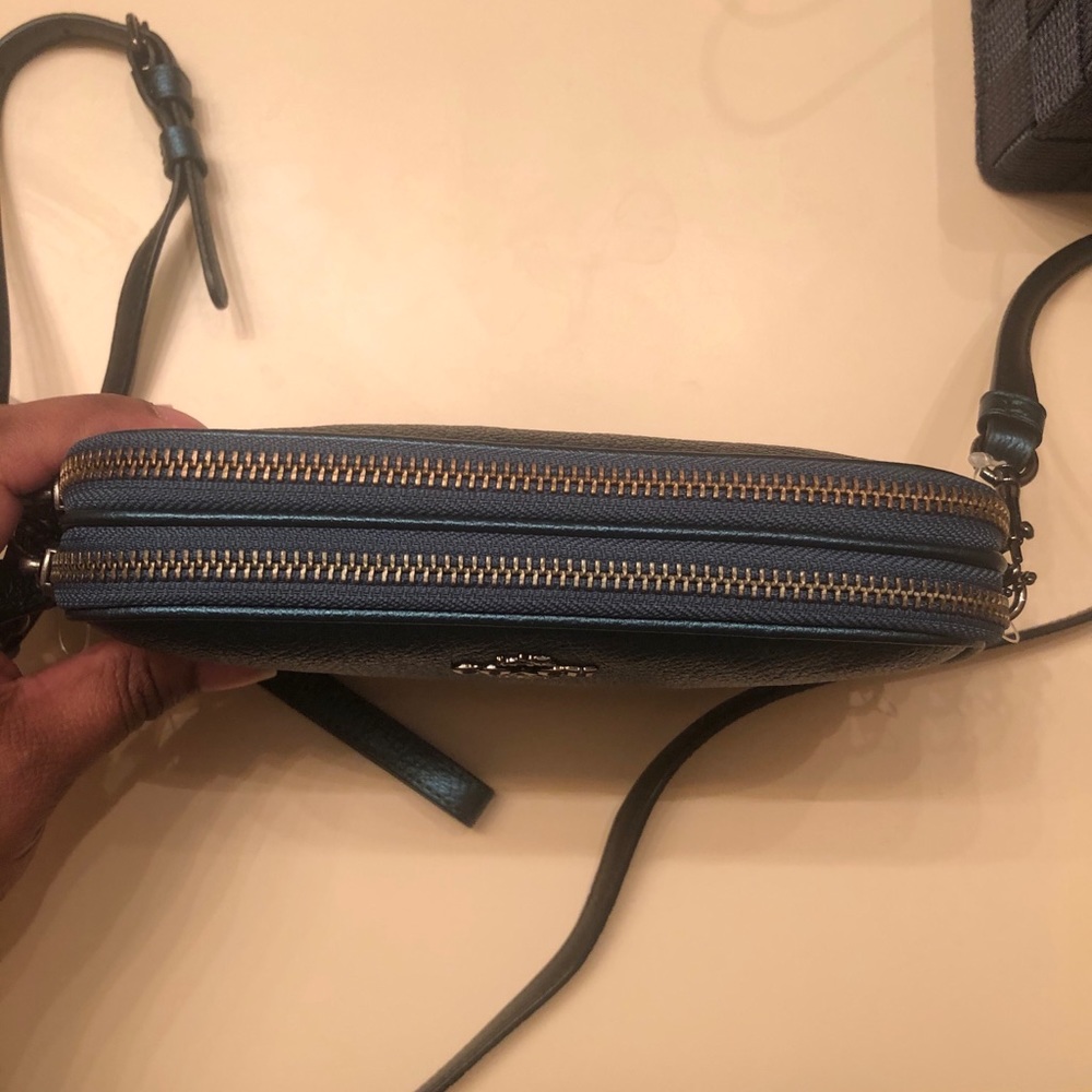 Coach metallic crossbody - Picture 3 of 6